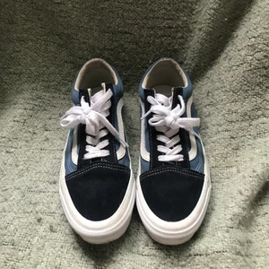 Vans skor strl 37 - Blåa vansskor använda runt 10 gånger. Fräscha och i bra skick 🥰