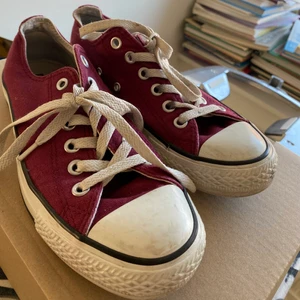 Converse  - Fina röda converse! Köpt på Plick, men fick tyvärr fel storlek och har därför aldrig använt. Säljer för 150, men priset kan diskuteras💗 