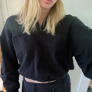 Sweatshirt - Svart sweatshirt med halv dragkedja. Köpt på weekday. Jättemysigt material. Storlek XS men passar även S. 