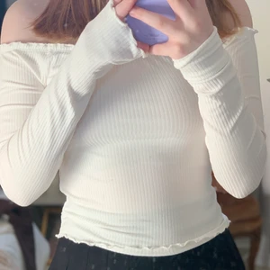 newyorker off-shoulder tröja - är lite genomskinlig, stretchig så borde funka som xs/s men är i storlek xxs, köpt i år men har aldrig använts:)