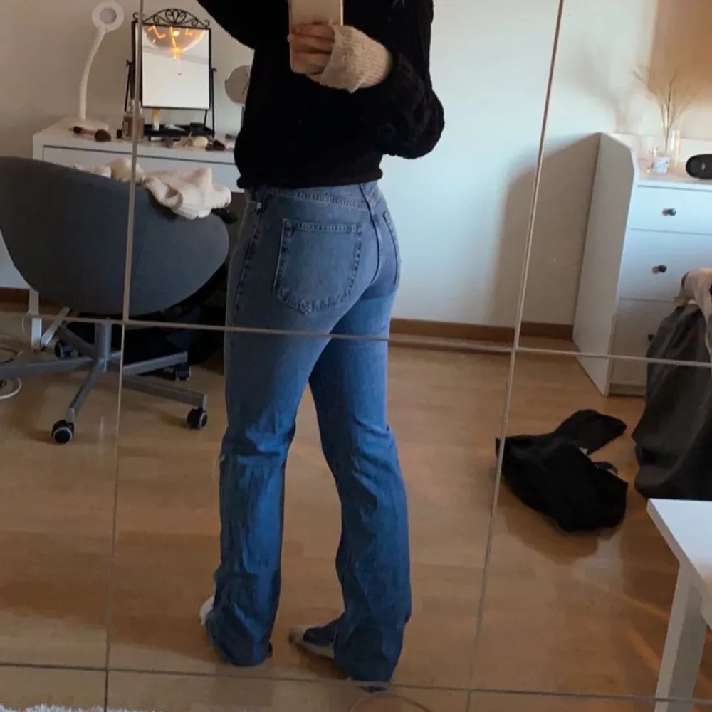 Jättefina jeans från pull&bear i fin skick, säljer då de inte kommer till användning. Jag har klippt av jeansen lite där nere för att de ska passa mig som är ca 165 cm men de är fortfarande lite långa. Jeansen har även en slits längst ner 💕💕. Jeans & Byxor.