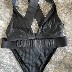 En svart bikini från Calvin Klein. Enbart provad men var för liten för mig tyvärr