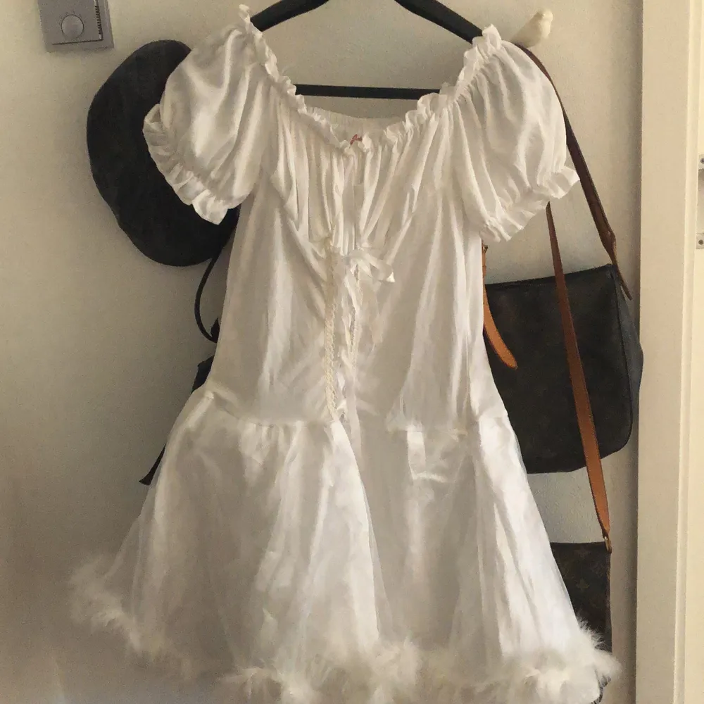 Säljer denna vita klänning som är en av mina gamla halloween kostymer. Passar om man vill vara ängel eller prinsessa på fest/utklädnad. Skriv för frågor💘. Klänningar.