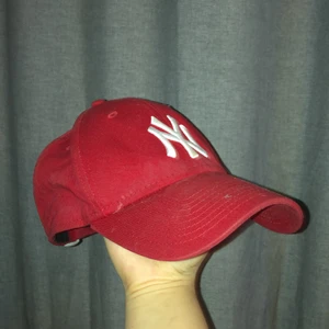 Röd NY Keps - Röd keps vet en om den är äkta väll använd