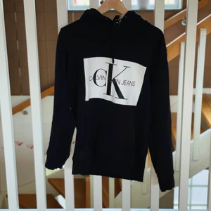Calvin klein hoodie  - Min pojkvän vill sälja en gamal Calvin Klein hoodie, bra sick och säljs för 249 kr. Frakt ingår ej, för mer info skriv DM 😊