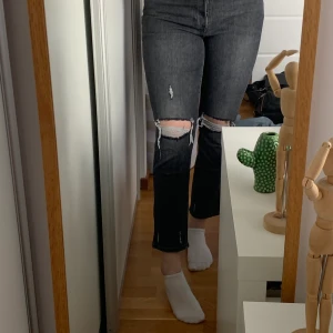 ”Slitna” mom jeans - Säljer dessa supersköna jeans då de inte kommer till användning längre. De är i riktigt bra skick och är high waisted! Jeansen är stretchiga så det kan passa både mindre och större! Frakt kan diskuteras! Men kan mötas upp