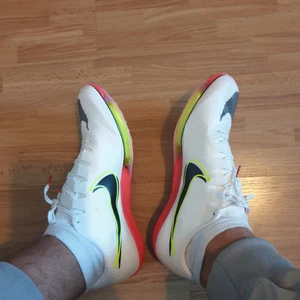 Nike zoom Maxfly strlk 43 - Världens snabbaste spikskor till salu. Helt nya nike zoom Maxfly spikskor.  Inköpta från Nike för 2050kr men säljer för att de är tyvärr för små. Passa på nu, svårt och få tag på skorna!