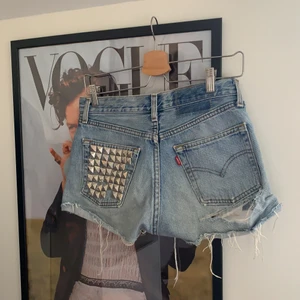 Levis shorts strl xs - Säljer dessa snygga shorts från Levis som tyvärr är för små på mig!! Galet snygga att ha över strumpbyxor eller i sommar!! Strl xs 