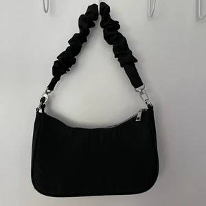 Väska  - Superfin väska från Bikbok. Den är använd ett par gånger och är i fint skick 💗