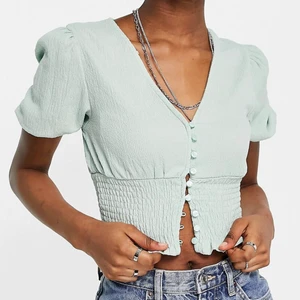 Blus - Supersöt mintgrön blus från Monki i storlek M, aldrig använd endast provad och tyvärr inte min storlek 💕 Kan mötas upp eller frakt för 66kr. Nypris 274 kr.