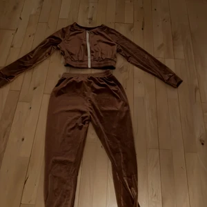 Mjukisdress brun - En mjukisdress, köpt nyligen men kommer aldrig till användning. 