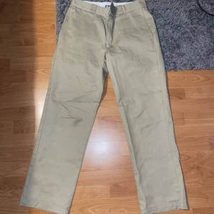 Dickies 874 - Ett par Dickies 874 original fit. Fina inga skavanker enbart några månader gamla. Nypris: 649kr säljer för 250kr. Ni står för frakt!!!