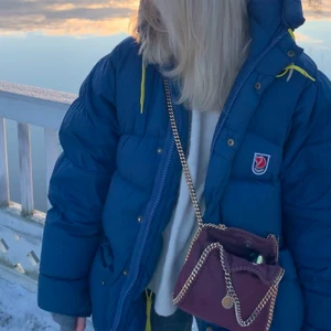 Fjällräven jacka - LÄS I BESKRIVNINGEN INNAN NI FRÅGAR SVARA EJ PÅ SÅNT SOM STÅR HÄR❤️Intressekoll på min mörkblåa fjälrävenjacka❤️ storlek xxs men oversize har själv storlek xs-s och är 165 cm❤️ original pris är 6000kr den är i superfint skick! Skriv privat vid intresse. Säljer vid bra bud! Högsta bud:4500 köp direkt för 5000❤️ 