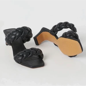 Flätade klackar - Superfina flätade klackar, de är från HM. Klackhöjd 5cm. Storlek 39, skulle säga att det passar 38-39. 