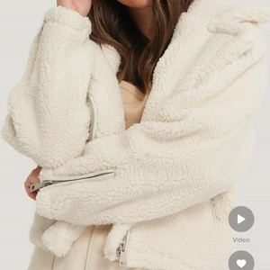 Ny Teddy jacka  - Pris lapp kvar