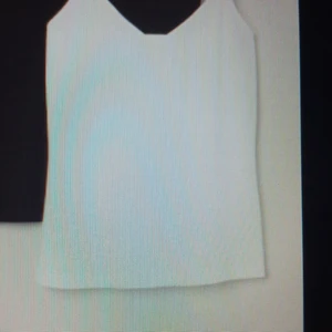 Linne - Säljer en vit linne från H&M i märken divided