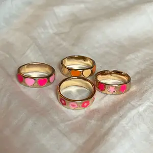 Dessa fyra ringar gör susen till en outfit! 69kr/st☁️bjuder på leveransen💕köp alla fyra ringar för 250kr🐻 supersnygga att ha tillsammans!