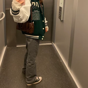 Mörkgrå raka jeans - Mörkgråa raka jeans från nakd, (straight fit) storlek 32 alltså xxs 🤍 högmidjade 