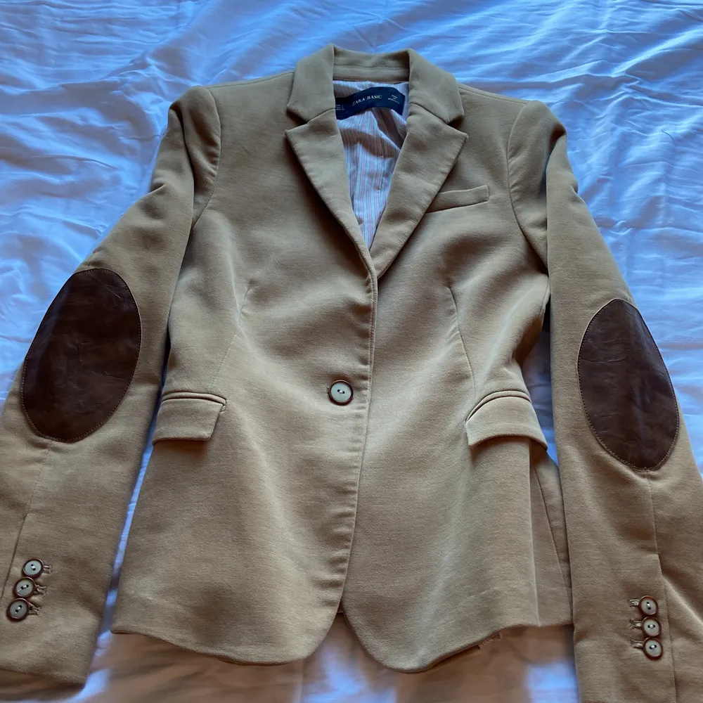 En väldigt fin vintage moca jacka som är i bra skick och sitter  jätte fint,denna fina jacka kommer tyvärr inte till användning pga att den är för liten.. Kostymer.