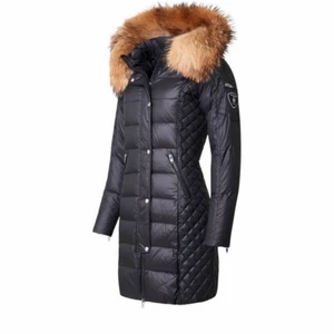 Rock and blue jacka - Jag använde jackan endast förra vintern och har nu en ny vinterjacka vilket gör att jag inte finner någon användning för den. Jackan är i väldigt gott skick och har inga skador, den är helt enkelt nästan som ny! Nypris var 3600. Skriv för fler bilder!