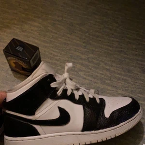 Jordan 1 black and white  - Ska flytta och vill sälja dom här innan det :) Dom är vita som jag har målat svarta, köpta på footlocker för ca 1300 (Tyvärr så kan jag inte hitta kvitto). Du får även med svart läderfärg om färgen skulle gå bort men den hållt väldigt länge och bra!❤️ Kan inte dra ner på priset! Om många är intresserade blir det en budgivning❤️
