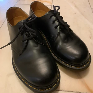 Dr. Martens 1461 - Dr. Martens modell 1461 i storlek 40. Väldigt sparsamt använda, max 10 ggr, så de är i mycket fint skick! Nypris 1600 kr. Köparen står för frakt 😊✨