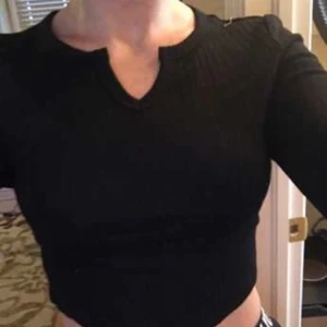 En svart topp från shein, strl M - Det är en långarmad tröja i svart och ribbad i tyget. Den är ganska så liten i storlek. I vanliga fall brukar jag ha s men denna är till och med M förlitet. Ifall man är stor i bysten så tror jag att den blir kort men om man gillar korta tröjor så är den perfekt! Original pris 110kr. Men säljer för 60kr.  Köpare står för frakt☺️