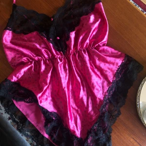 Body, jumpsuit, underkläder 80tal - Jävligt snygg 80tals topp/ negligee! Assnygg men knappt använd av mig, fint skick! Storlek S-M 