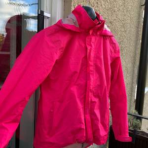 Fin rosa regnjacka från Everest! Använd men i superbra skick. Kan mötas upp i Stockholm eller frakta mot betalning (postnord spårbart) 