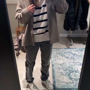 Randig stickad tröja - Mycket fin randig stickad tröja från Zara!!! Perfekt nu till hösten🤗 endast använd ett fåtal gånger. Storlek M, snyggt oversized!💖 säljer för 250kr