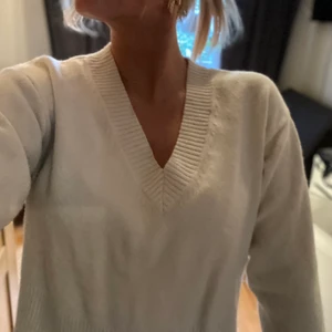 BENVIT STICKAD TRÖJA - Nyinköpt och bra kvalitet. Fin v-rigning och perfekt till hösten 