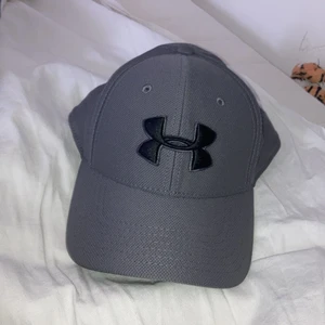 under armour keps - grå under armour keps har bara använt den 2 gånger så den är i väldigt bra skick