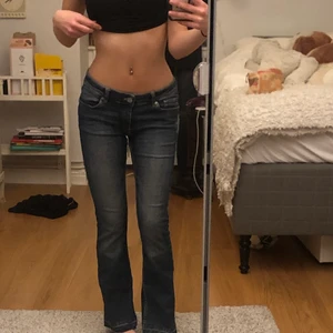 jeans💖 - säljer mina jättefina mörkblå bootcut jeans då de ej kommer till användning löngre. sitter ner till fötterna på mig som är 176❣️ de är även uppsprättade längst ner💖 skriv vid frågor, i bra skick💕
