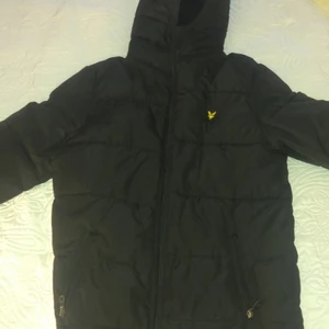 Lyle skott jacka - Hej! jag säljer En lyle scott jacka från Kidsbrandstore som har priset 1k men säljer den för 300 eftersom den har några hål inuti jacka.