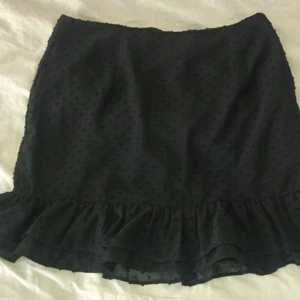 Kjol - Snygg kjol men volang ner till. Storlek L men sitter som en S/M. Köparen står för frakten.