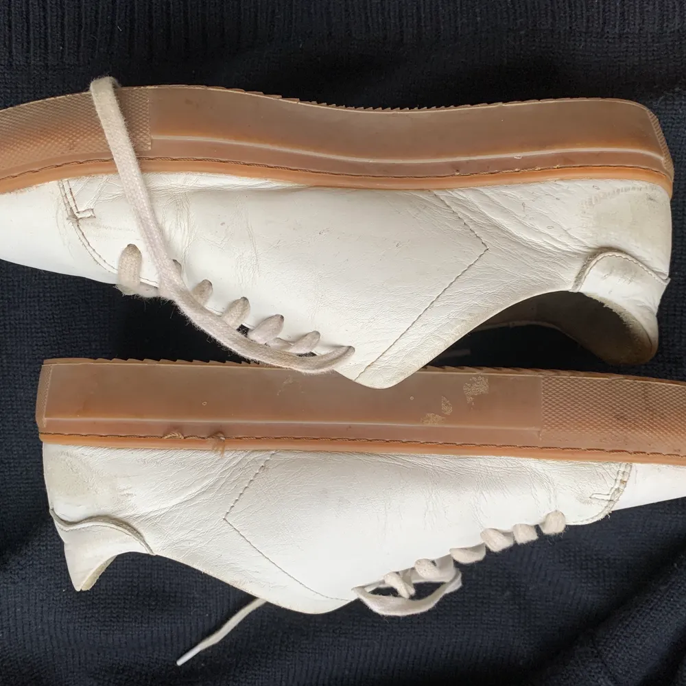 White leather Axel Arigato shoes, worn about 15 times. Sole perfect condition, pls check leather condition on images. Leather slighty rubbed on the inside. Super comfy, thick soles make it great for winter, too. Timeless piece.. Skor.
