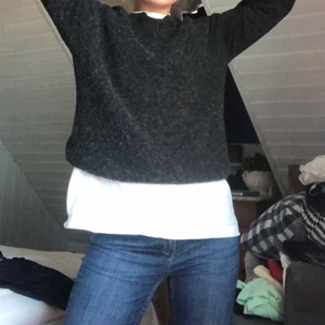 Stickad tröja - Stickad mörkgrå/svart tröja. Jättefin men tyvärr för liten för mig. Från Vero Moda. Bra skick. Hör av dig vid frågor!!