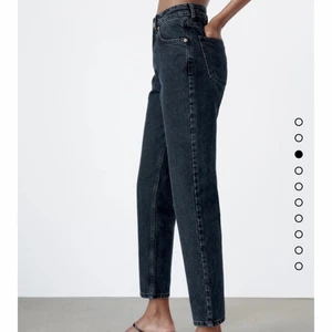 Zara jeans - Dessa jeans från zara är köpta tillsammans med de andra zara byxorna ja säljer. Denna är bara en mörkare färg. Storlek M. 