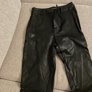 Läderbyxor med hög midja  - Fakeläder byxor med hög midja från Prettylittlething, pris inklusive frakt 