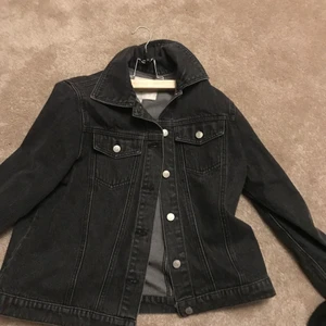 Jeans jacka - OBS: Råkade sätta budgivning på, alltså så är det först till kvarn, säljes för 320<—— Jätte jätte snygg mörkgrå/svart Carin Wester jeansjacka🤩 köpt till skolavslutningen men användes aldrig så säljer den nu. Den är helt oanvänd, endast provad och lappen sittet kvar. Storlek 34 kvinna.  Kan skickas på posten eller mötas upp i stockholmsområdet. Orginal pris: 599. Vet ej hur mycket den väger därav kan frakt kostnaden vara billigare eller dyrare. Betalning via swish 💕 