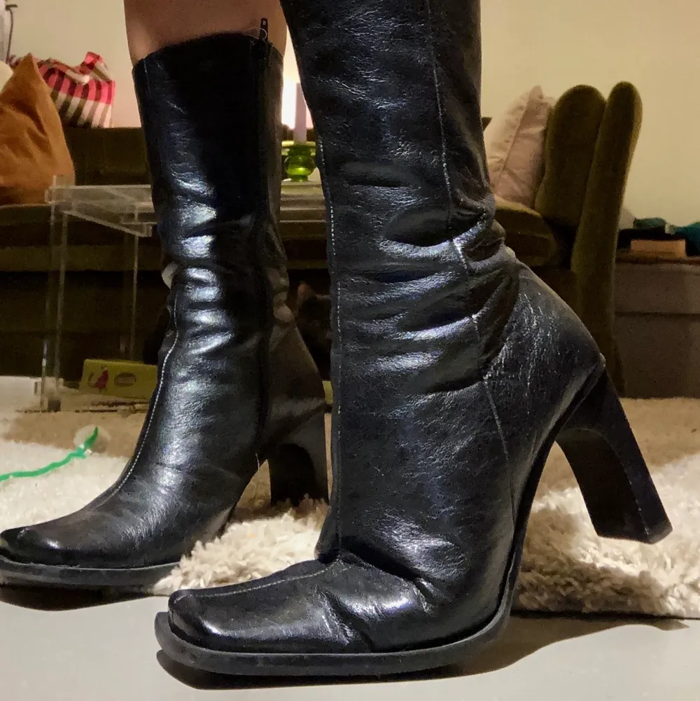 Världens finaste vintage boots/stövlar i svart lack. Dom är tyvärr för små för mig annars hade jag aldrig sålt dom 😭  köparen betalar frakt 💕. Skor.