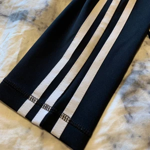 Adidas tights - Supersköna stretchiga adidas tights! Använda ett fåtal gånger men dom är för stora för mig nu. Skriv gärna om du är intresserad🥰