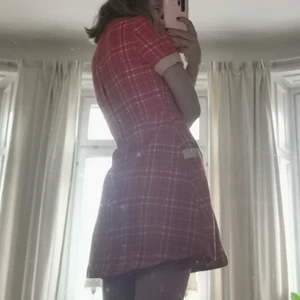 Vintage klänning med fickor - Tjockt material, underkjol, dragkedja bak, fungerande fickor. 