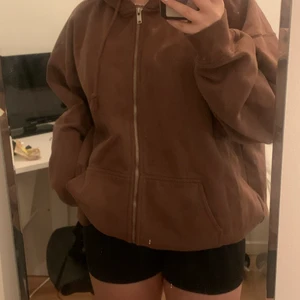 Brandy Melville Hoodie  - En jättefin brun Brandy Melville hoodie i väldigt bra skick. Använd några gånger men ser ut som ny. Köpare står för frakt!