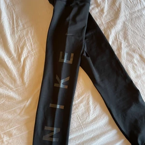 Nike träningstights  - Säljes pågrund av ingen användning. Storlek S. Möts upp i Umeå eller så står köparen för frakten 