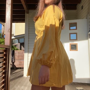 Gul klänning 💛 - Superfin gul klänning from NA-KD, storlek 38💛 Endast använd ett fåtal gånger, säljer för den inte kommit till användning.. köparen står för frakt annars möter jag gärna upp i Jönköping! 