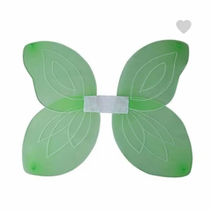 Gröna och vita vingar! - Säljer både vita och gröna vingar, helt oanvända, kommer i originalfärpackning (gröna är slutasålda på hemsidan)! Passar perfekt nu till halloween om man vill klä ut sig till fe/winx/ängel eller liknande! Båda för 100kr inklusive frakt (130kr på hemsidan) eller 60kr styck!