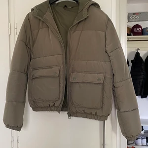 Jacka  - Jätte fin jacka som knappt har använts utan bara har tagit plats i garderoben. Den är i storlek xs men passar även som storlek S. Köparen står för frakten!