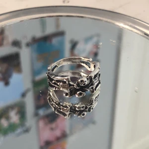 Skelettring! - Hej! Säljer min skelletring för att den inte passade mig. Osäker på frakt men tror det är runt 10-25 kr. Skriv gärna ifall du har några frågor!😊