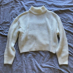 Vit stickad - Stickad tröja med lite högre krage. Köparen står för frakten 🌸